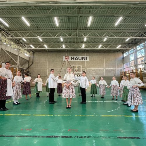 PRK Berze AMI táncosai és a 2/B osztályos gyerekek karácsonyi műsora